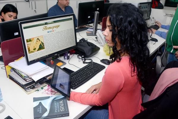 LEPA NOVINARKA ESPRESA ČITALA JE SEKSI PROZU, ove stvari ste je pitali o VOĐENJU LJUBAVI! (VIDEO)