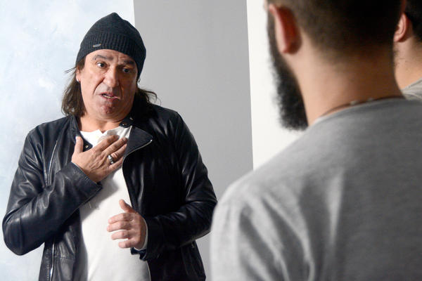 Tifo, šta ti je to u ruci?! Legenda Bijelog Dugmeta pred koncert pokušava da se opusti OVAKO!(FOTO)