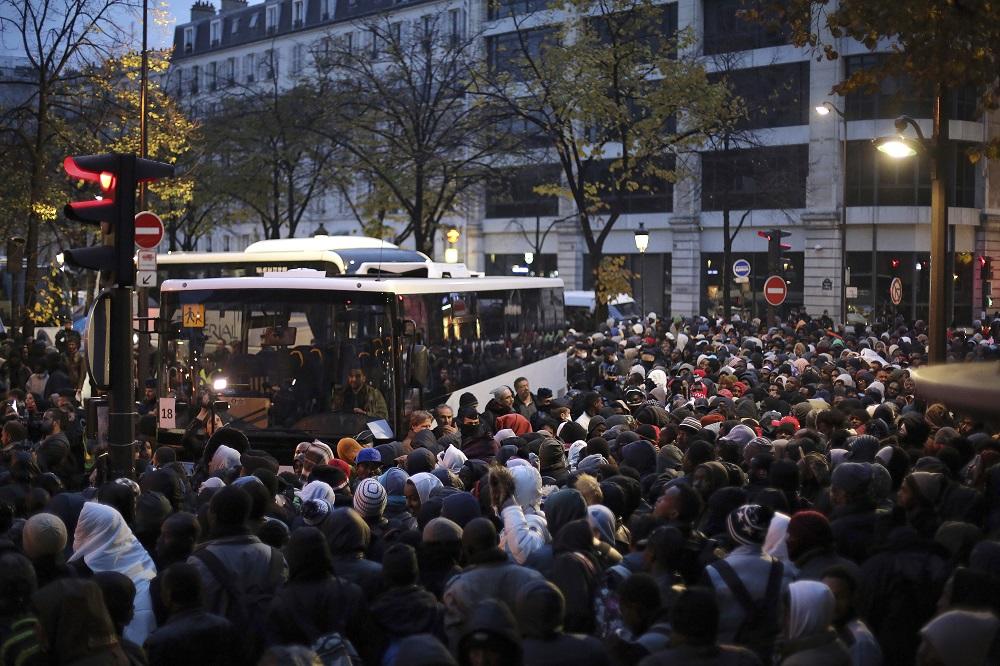 3.000 migranata mora iz kampa u predgrađu Pariza! Evakuacija počela u zoru! (FOTO)