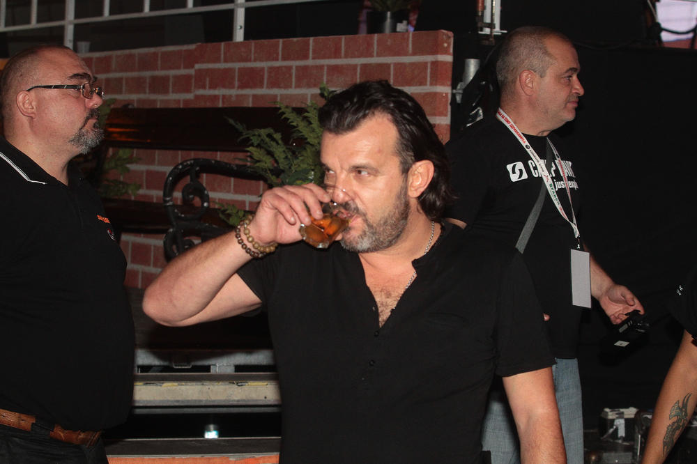 Tata joj je Aca Lukas! Ona ne živi u luksuzu i ne vozi se skupim kolima! A radi kao.. (FOTO)