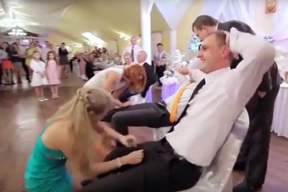 Ona ga HVATA ZA MEĐUNOŽJE, a DECA GLEDAJU! Besramna svadbena igra u Poljskoj! (VIDEO)