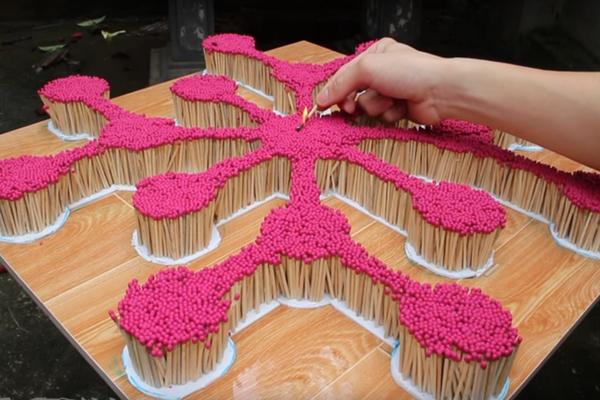 Od 8.000 ŠIBICA formirali su cvet, a onda su ga ZAPALILI! Ovo je prava DROGA ZA OČI! (VIDEO)