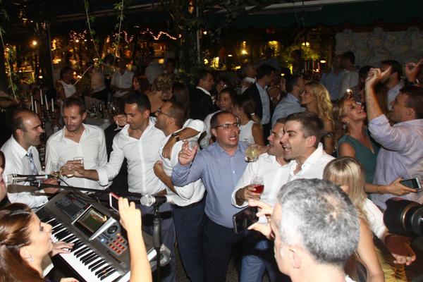 SVE PEVAČICE JOJ LJUBE RUKU KAD JE VIDE! Kad se na svadbi zapeva njena pesma, SVI ODMAH VADE PARE! (VIDEO)