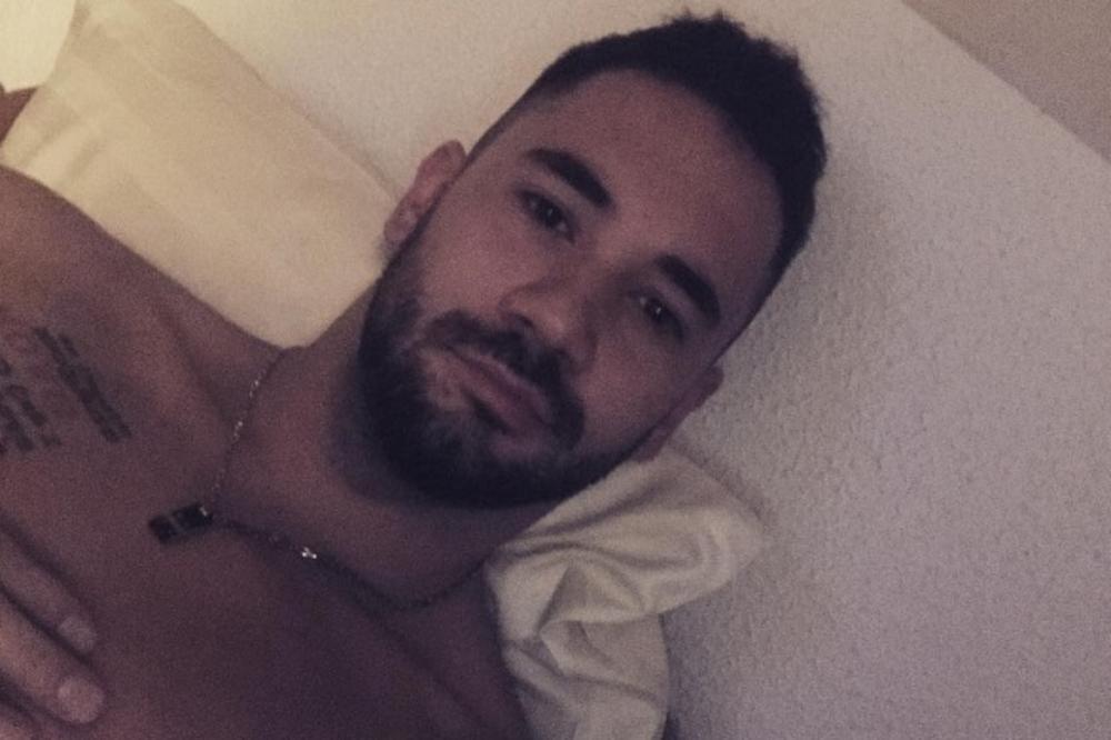 PEVAČ U PANICI! Završiće gore nego Šako Polumenta! Ukraden mu telefon sa eksplicitnim snimcima! (FOTO)