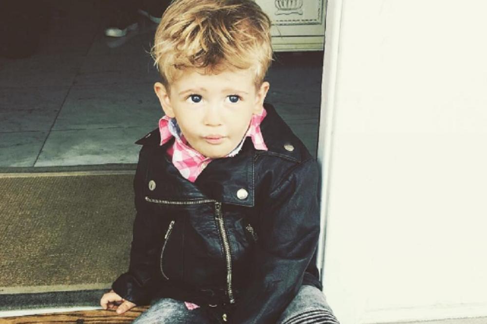 MOLITE SE ZA NJEGA LJUDI: Trogodišnji sin slavnog pevača oboleo od užasne bolesti! (FOTO)