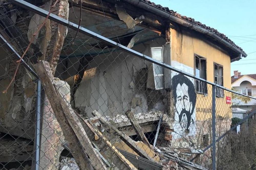 SRAMOTA, SRBIJO! Srušila se kuća Đure Jakšića! (FOTO)