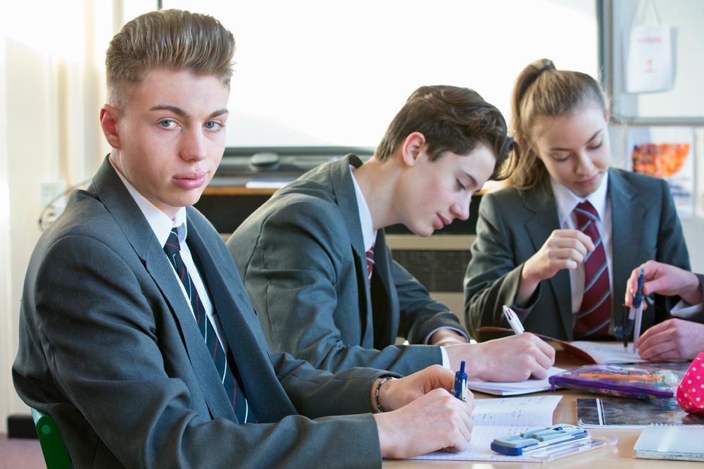 SIN TAJKUNA NE ZNA NI DA ČITA, A IMA SVE PETICE U SREDNJOJ ŠKOLI! Najbolje čuvana tajna iz PRIVATNIH GIMNAZIJA!