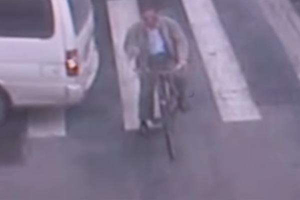 A NIJE BOSANAC: Kombi mu prešao preko glave, a on ostao živ!? (UZNEMIRUJUĆI VIDEO)