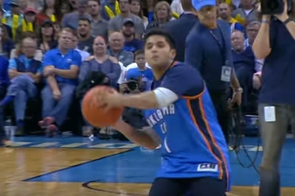 Izgleda kao da ne može da dobaci do koša, ali je zabo trojku s pola i uzeo 20.000 dolara! (VIDEO)