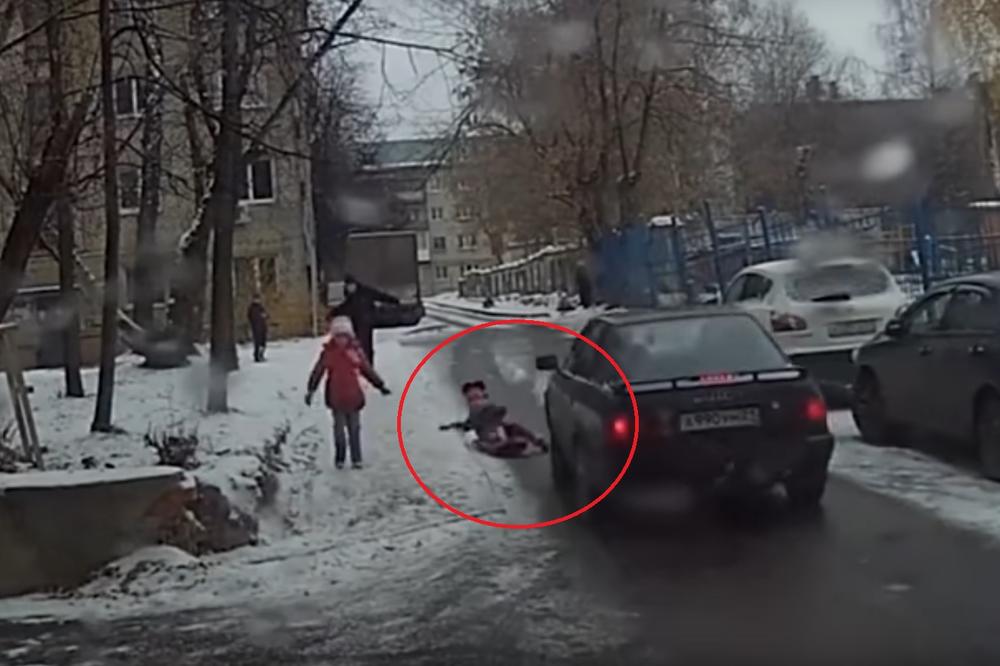 SLEDIĆE VAM SE KRV U ŽILAMA: Devojčica podletela pod auto, a onda odšetala kao da se ništa nije desilo! (VIDEO)