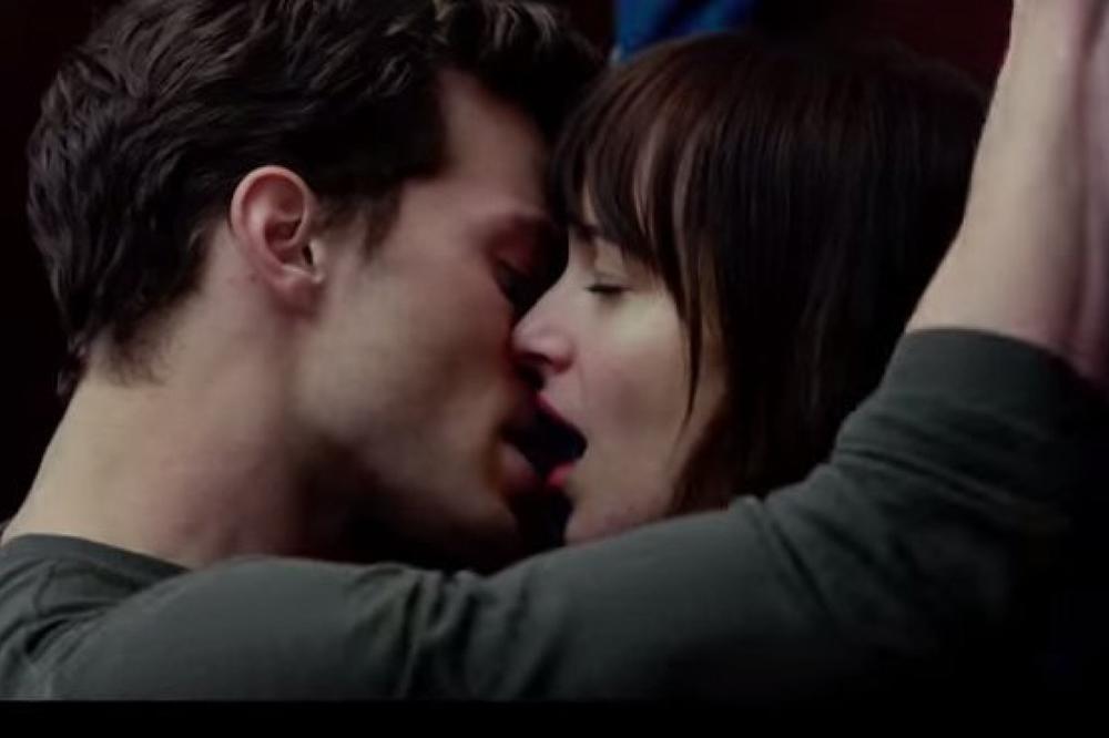 "U MEĐUNOŽJE SAM STAVLJALA MOKAR SUNĐER" Glumci otkrili kako su snimali DIVLJE SCENE SE*SA! (VIDEO)