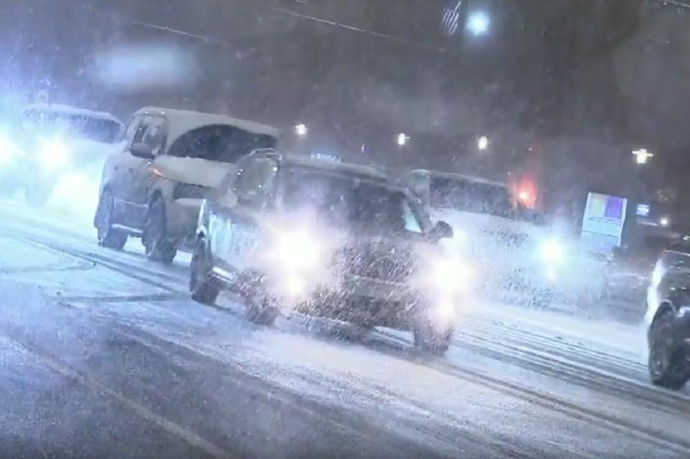 Snežna oluja i led okovali Moskvu! Otkazana 33 leta, na ulicama voze k'o po jajima! (VIDEO)