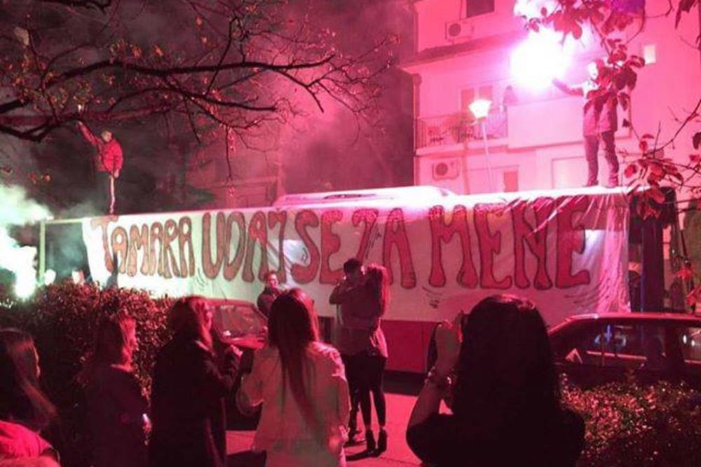 BAKLJE I TRANSPARENT NA BUSU: Da li je ovo najluđa, ali i najromantičnija prosidba u Srbiji? (FOTO)