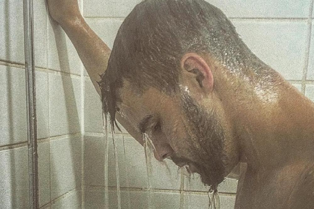 Ovaj tip je student Bogoslovije, a tek kad zapeva: Koja ne bi zgrešila sa ovakvim sveštenikom?! (FOTO)