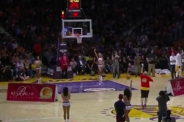 ĆELAVAC UKRAO ŠOU: Kako je to jedan navijač uspeo da raspali Ameriku na susretu Lejkersa i Sansa? (VIDEO)