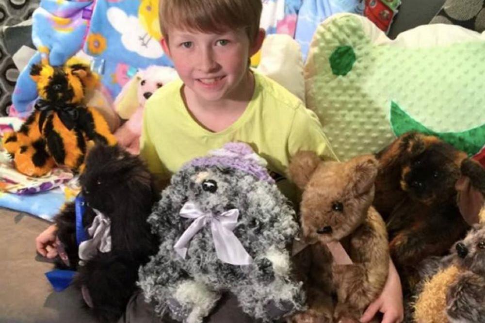 Veliko srce: Mališan sam pravi igračke za bolesnu decu, a njegova humanost je oduševila svet! (FOTO) (VIDEO)