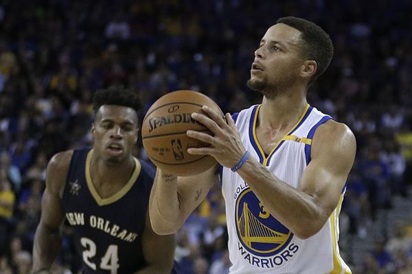 Svemirac Kari ubacio 13 trojki i skinuo Brajanta, Bobijev rekord u Detroitu, ali će zapamtiti blokadu koju je popio! (VIDEO)