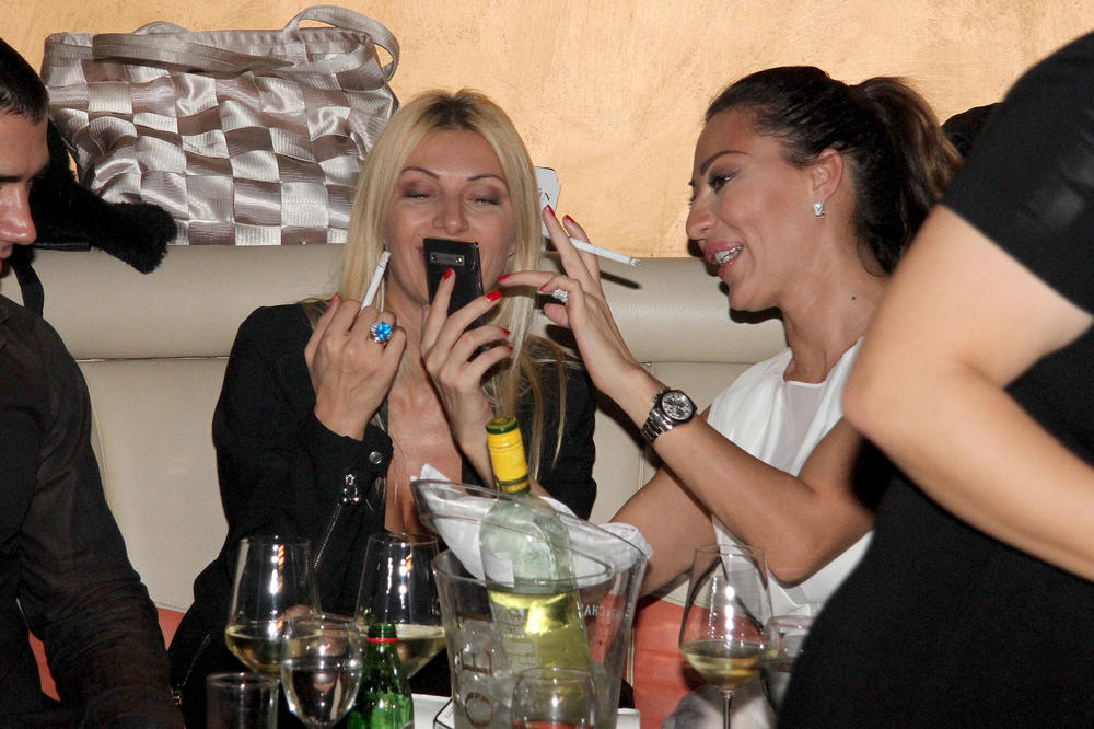 KAO JAJE JAJETU! CECA I LIDIJA SU NEKADA IZGLEDALE KAO BLIZNAKINJE: Isplivala FOTKA iz mlađih dana