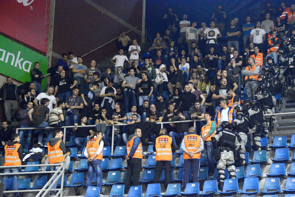 Zbog čega su Grobari ranije izašli sa derbija? (VIDEO)