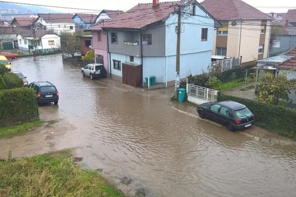 I GRAČANICA POD VODOM! Izliva se kanalizacija, stanovnici strahuju od URUŠAVANJA KUĆA! (FOTO)