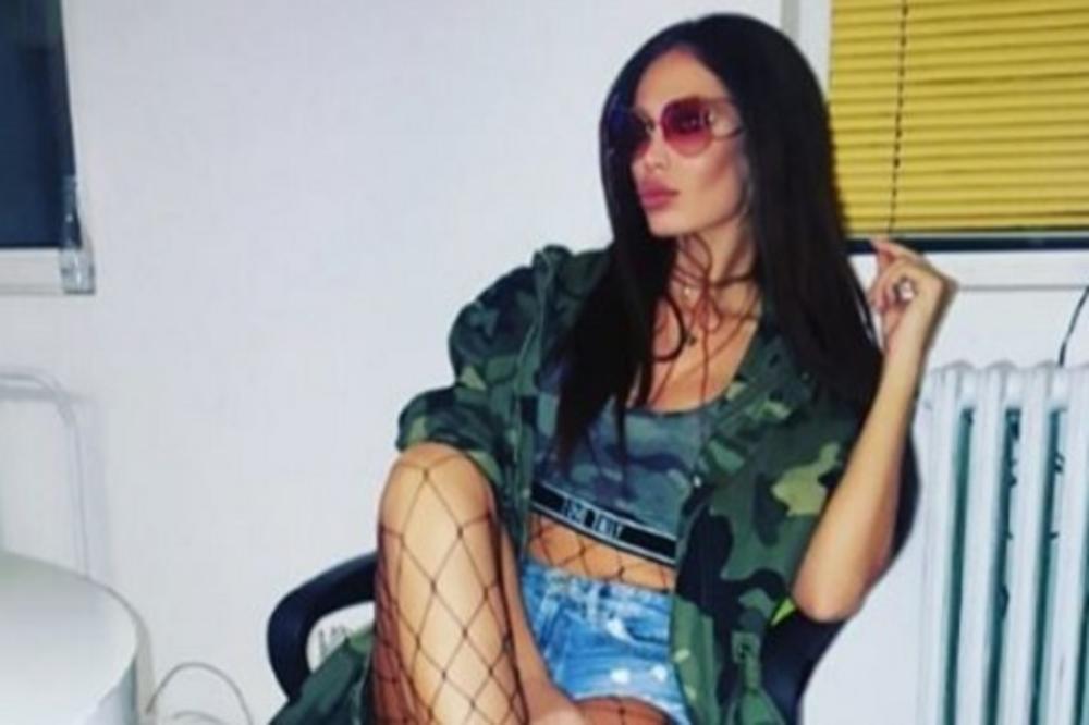 SVI SU GLEDALI U NJU Soraja "zaboravila" da se obuče i na splavu je izgledala OVAKO!  (FOTO)