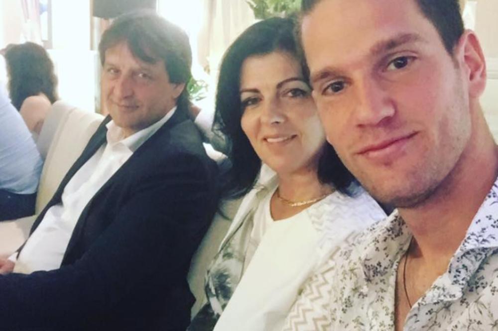 Gašićev sin ponovo pokazao kolika je njegova LJUBAV PREMA TATI! Natpis na majici je sve objasnio! (FOTO)