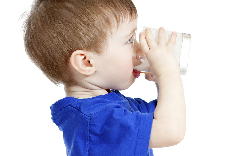 NE LIŽITE POKLOPAC OD ČAŠE S JOGURTOM: Ova NAVIKA nije bezazlena, može biti RIZIČNA PO ZDRAVLJE