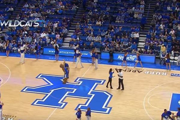 SVI SU SE ZALEDILI: Zbog čega se niko ne pomera u dvorani? (VIDEO)