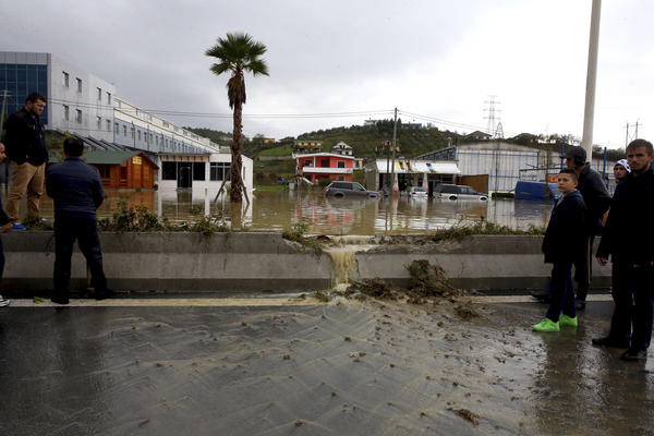 Albanija POD VODOM, opšta havarija: Ima mrtvih, hiljade ljudi bez struje! (VIDEO)