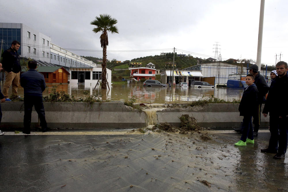 Albanija POD VODOM, opšta havarija: Ima mrtvih, hiljade ljudi bez struje! (VIDEO)