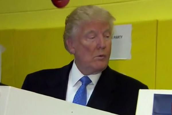 O OVOM MOMENTU NA IZBORIMA SVI PRIČAJU: Tramp gleda za koga je glasala Melanija! (FOTO)