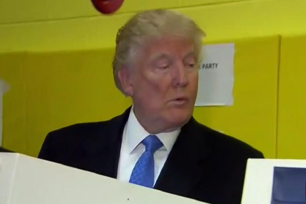 O OVOM MOMENTU NA IZBORIMA SVI PRIČAJU: Tramp gleda za koga je glasala Melanija! (FOTO)