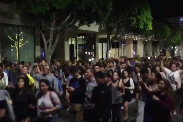 Amerika na nogama! Studenti marširaju ulicama, uzvikuju parole protiv predsednika (VIDEO)