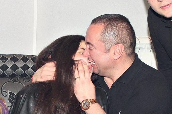 STEGAO ĐANI PA NE PUŠTA: Pevač sa suprugom i izlivu strasti, KAO DA SU SAMI RADE ČAK I.. (FOTO)