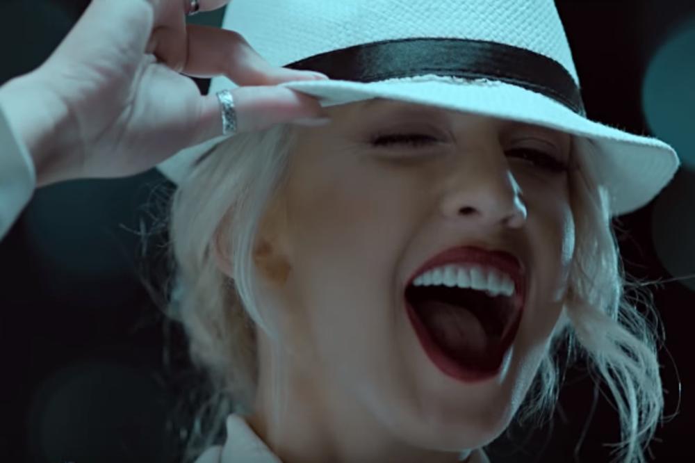 Mica carica ponovo pokidala! Pevačica skinula Majkla Džeksona u originalu! (VIDEO)