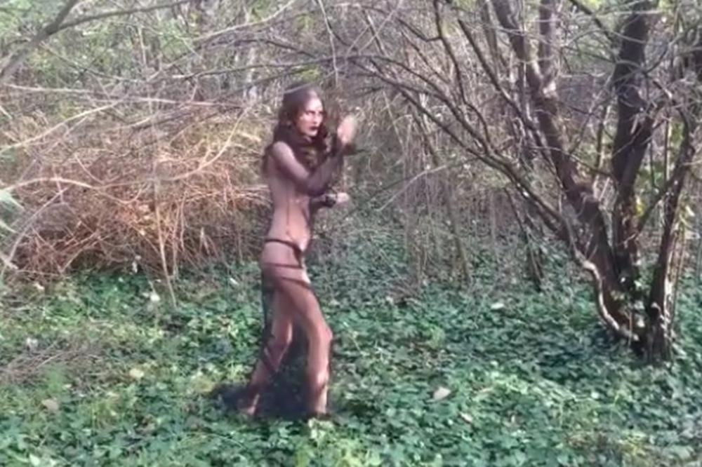 MORBIDNA I POLUGOLA Duh ubijene pevačice na modnoj reviji! Verovali ili ne, došla mi je u SAN (FOTO) (VIDEO)