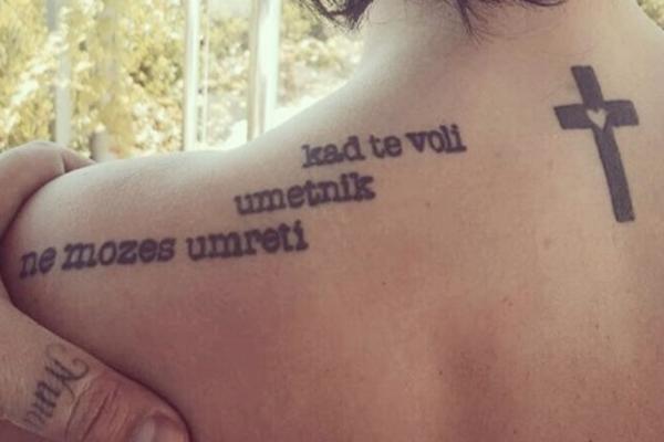 DANAS UŽIVAJU U LJUBAVI, A SPOJILA IH JE VELIKA TRAGEDIJA: Napisao joj PESMU iz OVOG razloga, mnogi su LJUBOMORNI!