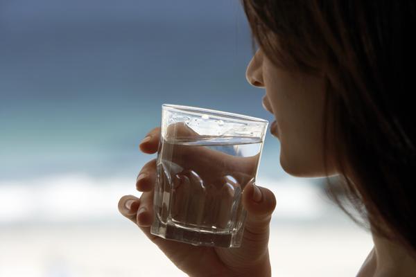 Pila je 3 litra vode dnevno i uspela da reši 3 problema koji mnoge od nas muče