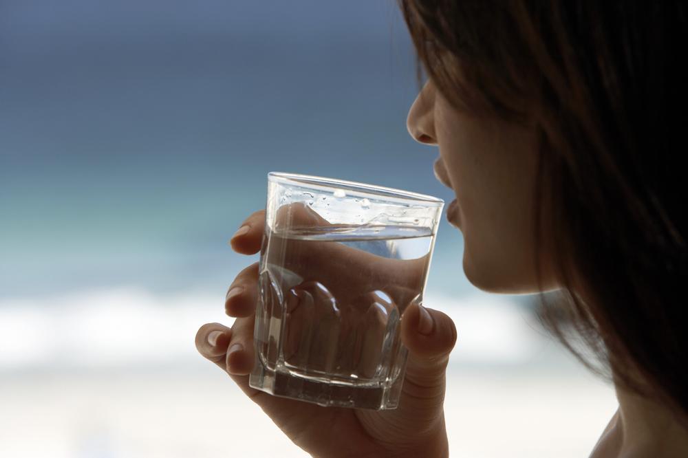 Pila je 3 litra vode dnevno i uspela da reši 3 problema koji mnoge od nas muče