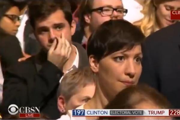 PRISTALICA HILARI KLINTON OD MUKE POJEO SLINU UŽIVO NA TV: Teške posledice Trampove pobede! (VIDEO)