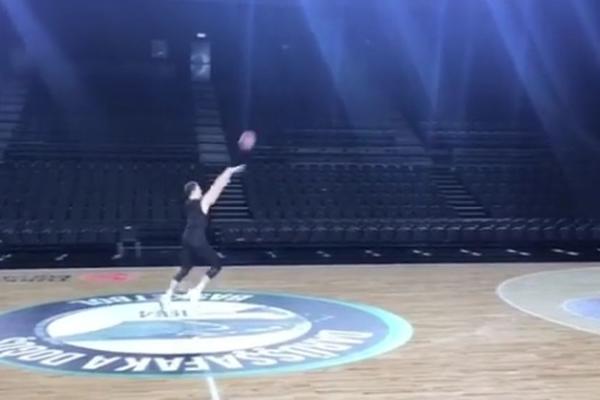 Kari, Durent i Tompson gledaju i ne veruju: 5 igrača Bamberga ubacuju zaredom trojke sa pola! (VIDEO)