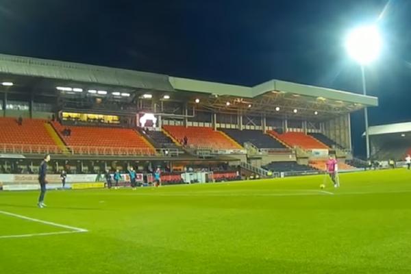 Ovaj dečko nema nogu, ali to ga nije sprečilo da lobom ponizi profesionalnog golmana! (VIDEO)