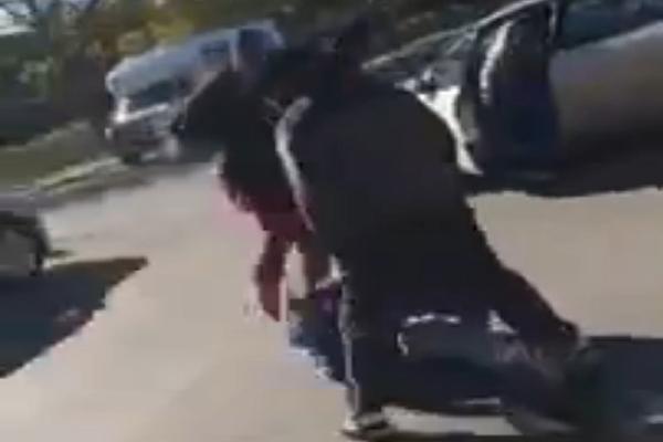 POČEO HAOS: Crnci prebijaju belca JER JE GLASAO ZA TRAMPA! (VIDEO)