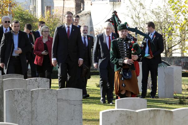 Vučić i Džonson položili vence i odali počast povodom Dana primirja u Prvom svetskom ratu!