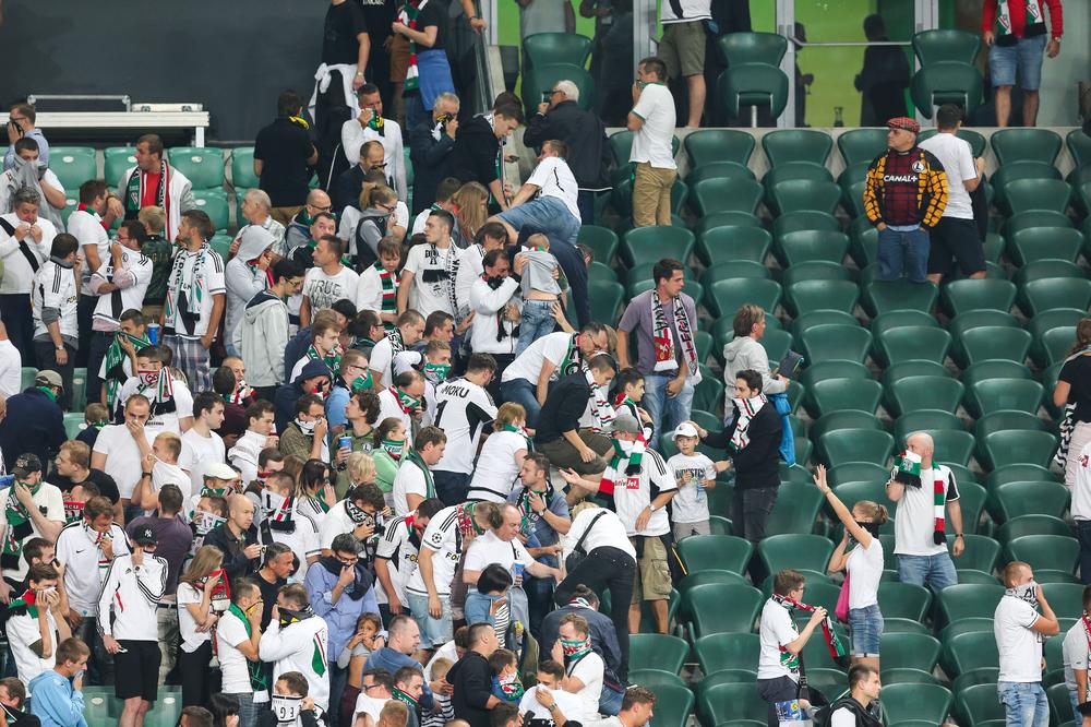 PONOVO SU NAVIJAČI LEGIJE BILI U PRVOM PLANU: Poljski huligani izazvali NEREDE na utakmici protiv Lestera! (VIDEO)