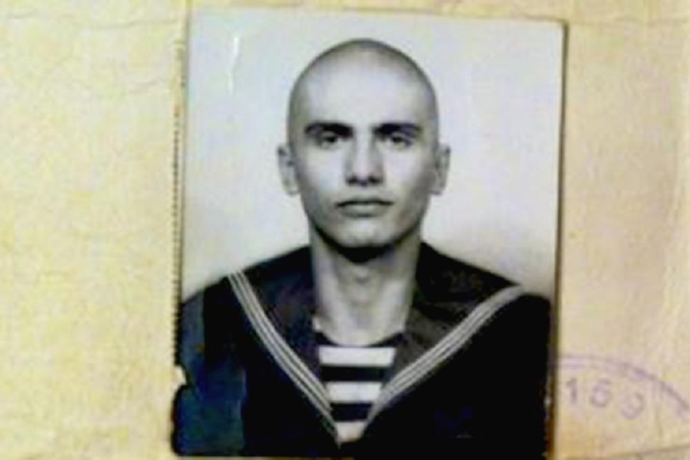 ĆELAV, MLAD i LUD: Da li ga prepoznajete? Nećete verovati kad vidite o kom SRPSKOM pevaču se radi! (FOTO)