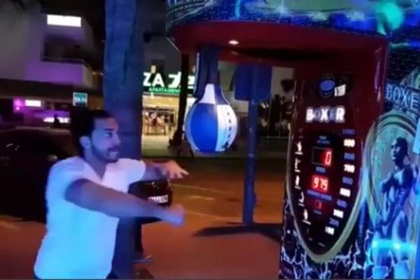 OVAKO BIJE ADIL: Pevač pokazao koliko jako udara! (VIDEO)