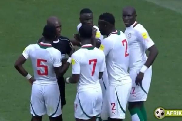 KAKO GA NIJE SRAMOTA? Da li je ovo najgluplje dosuđen penal u istoriji fudbala? (VIDEO)