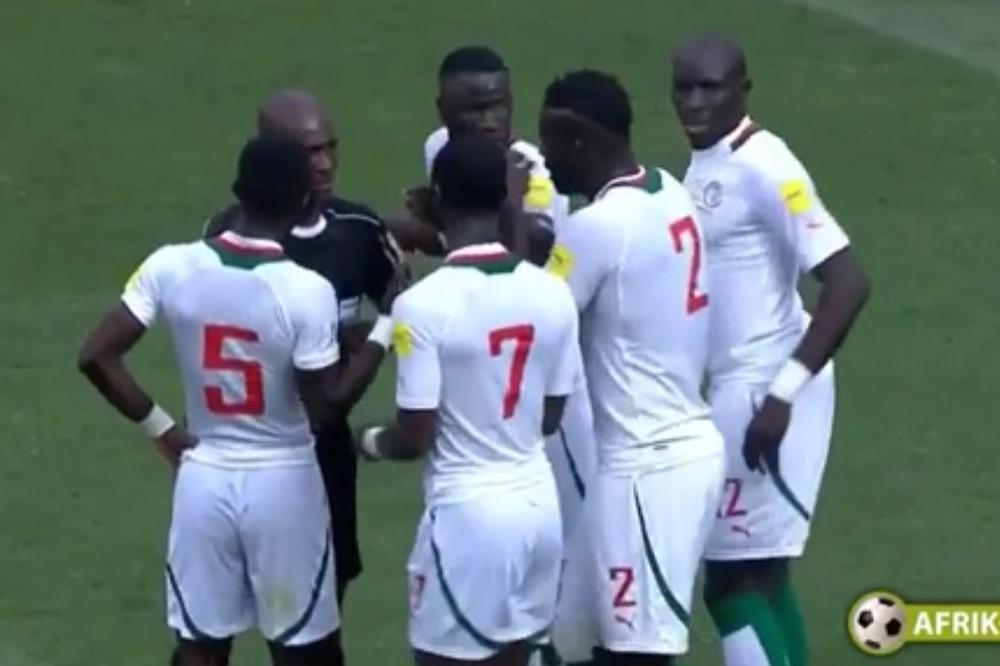 KAKO GA NIJE SRAMOTA? Da li je ovo najgluplje dosuđen penal u istoriji fudbala? (VIDEO)