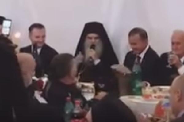 HIT! Kad Amfilohije Radović zapeva Ječam žela Kosovka devojka! (VIDEO)